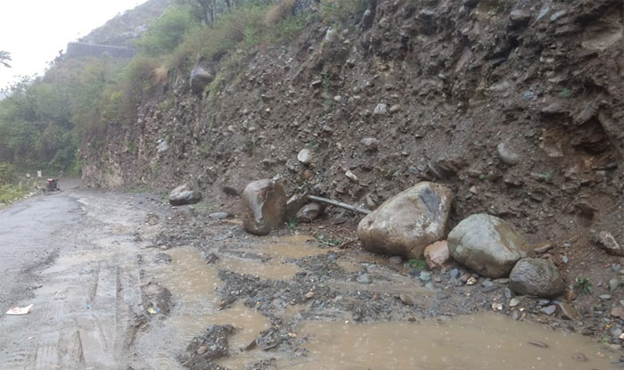 लगातार झमाझम बारिश हो रही है। भूस्खलन से सड़के टूट रही हैं। जगह-जगह मलवा बिखरा है। चट्टानें सड़कों पर उतर आईं हैं।