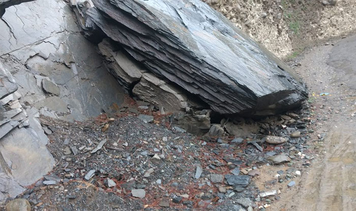 लगातार झमाझम बारिश हो रही है। भूस्खलन से सड़के टूट रही हैं। जगह-जगह मलवा बिखरा है। चट्टानें सड़कों पर उतर आईं हैं।