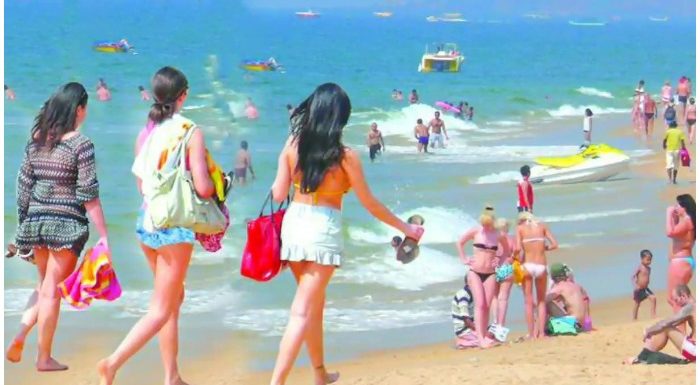 Goa Yatra, दूसरा दिन: रात के 2 बजे बीच पर शॉट्स पहनकर नाच रही थीं लड़कियां