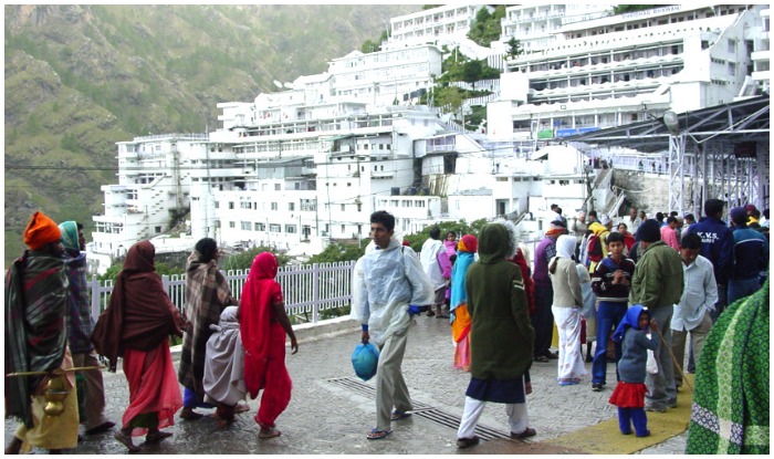 वैष्णो देवी (Maa Vaishno Devi) की यात्रा भारत में एक तीर्थ की तरह है. देवी देवताओं के दर्शनीय स्थलों का नाम लेते ही, वैष्णों देवी का जिक्र जहन में