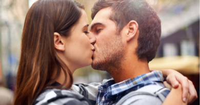 Love during Travel - Kiss partner while travelling