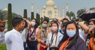 Over 5000 tourists visit the weekend in Taj Mahal