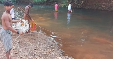 jharkhand villagers using electric current and solar plate battery to catch fish from rivers