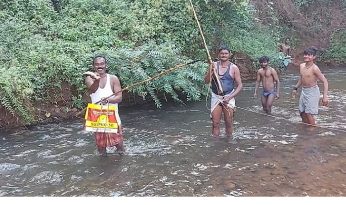 jharkhand villagers using electric current and solar plate battery to catch fish from rivers