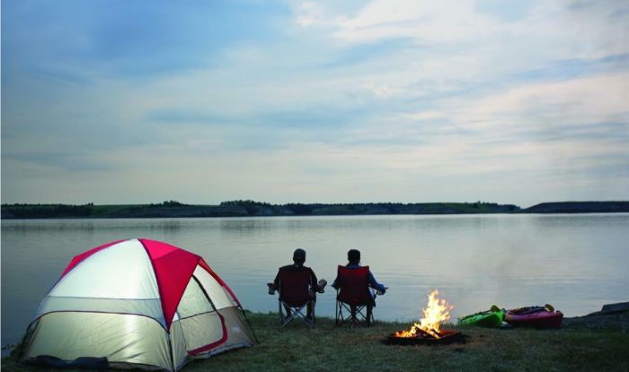 Lakeside camping in Bhandardara, near Mumbai, has activities such as boating, archery, and a campfire. This campground is ideal for couples and families